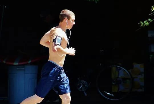 Comprendre la vitesse de footing 7 km/h : est-ce adapté aux débutants ? Comprendre la vitesse de footing 7 km/h : est-ce adapté aux débutants ?
